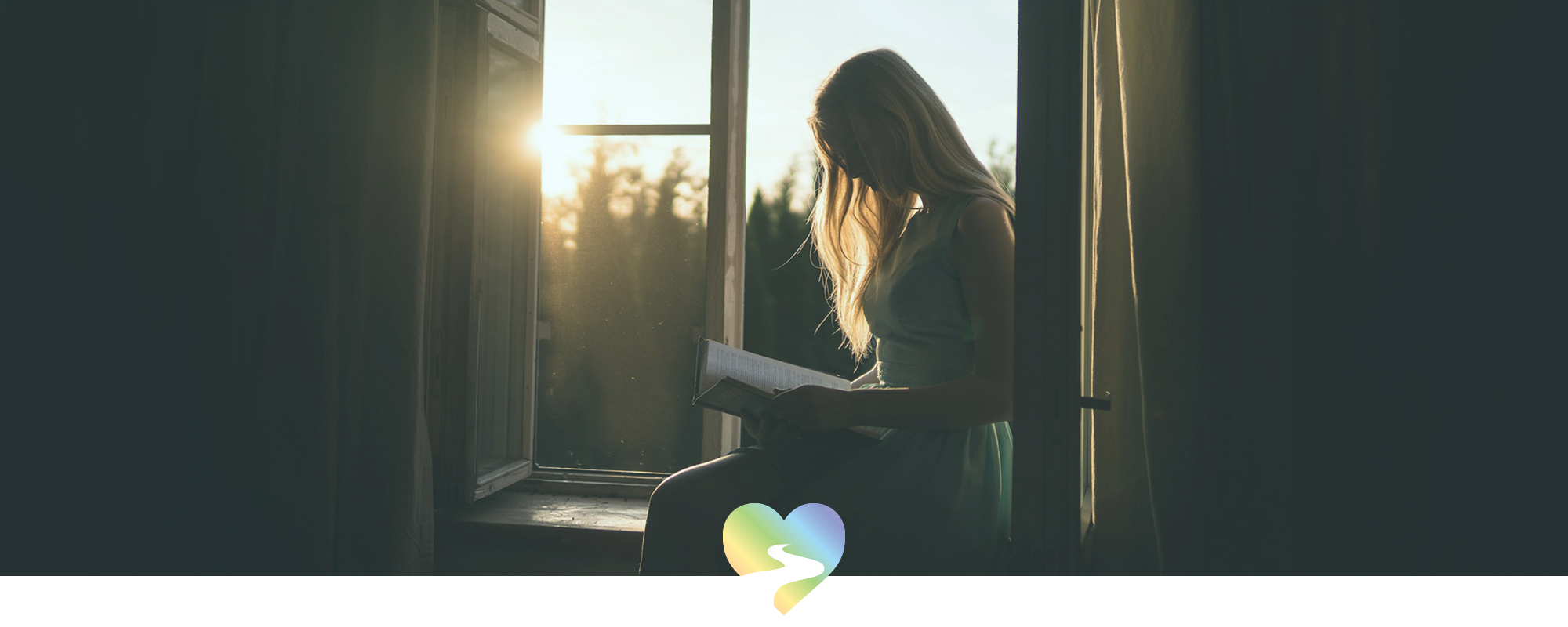 Privacy policy - Header - Woman reading